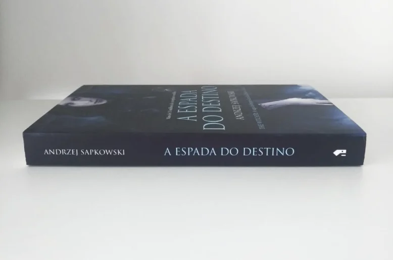 Edição comum de A Espada do Destino de lado