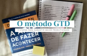 Capa do livro ‘A Arte de Fazer Acontecer’ de David Allen ao lado de um caderno com anotações e marcadores de texto coloridos, destacando as 5 etapas do método GTD para maior produtividade.