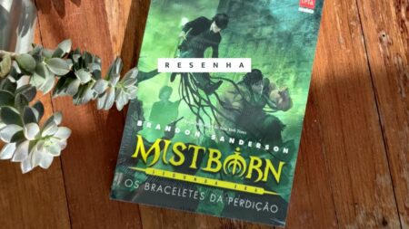 Livro Os Braceletes da Perdição em cima de um fundo de madeira com uma suculenta ao lado