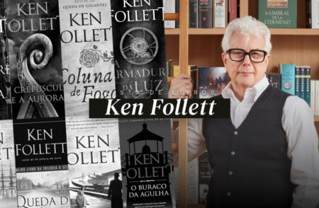 Ken Follett em frente a uma estante de livros, com uma montagem de capas de suas obras em preto e branco ao fundo.