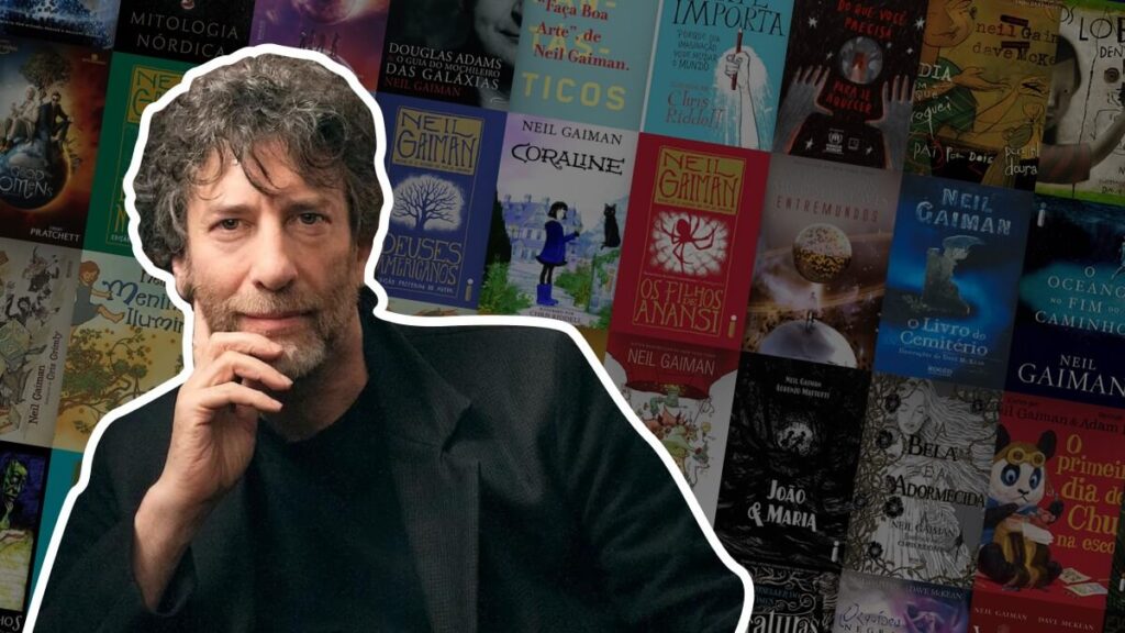 Neil Gaiman com seus livros ao fundo