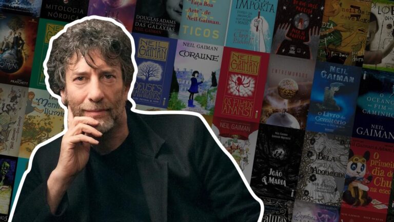 Neil Gaiman com seus livros ao fundo