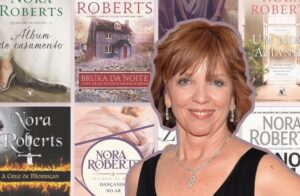 Foto de Nora Roberts com uma lista de livros ao fundo