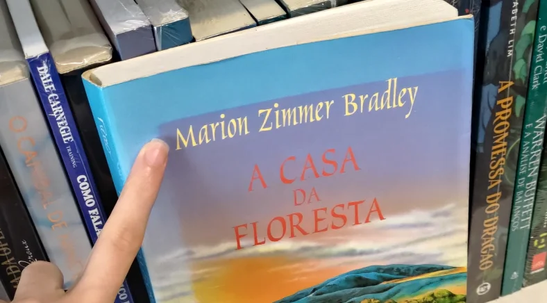 Marca na capa de um livro de exposição solar